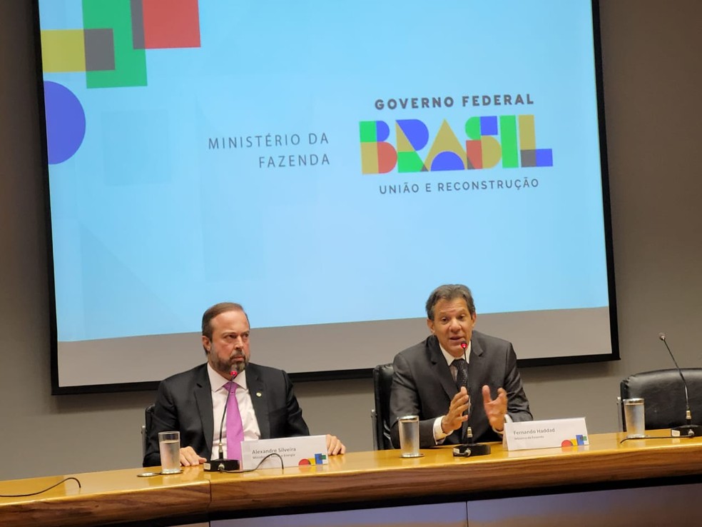 Os ministros Fernando Haddad (Fazenda) e Alexandre Silveira (Minas e Energia) detalham como será a volta dos impostos federais sobre gasolina e etanol — Foto: Jéssica Sant'Ana/g1