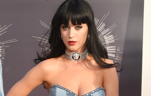 Katy Perry, que está solteira desde o início do ano, diz que adora dar uma olhada nos perfis que existem no Tinder — sim, a popstar ela está lá (provavelmente escondida num perfil fake). (Foto: Getty Images)