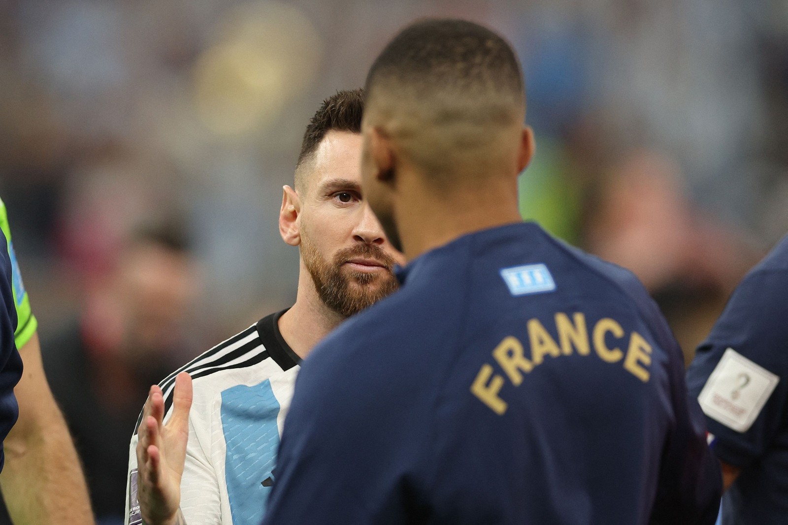 Messi e Mbappé se abraçam antes da final da Copa do Mundo. — Foto: Adrian DENNIS / AFP