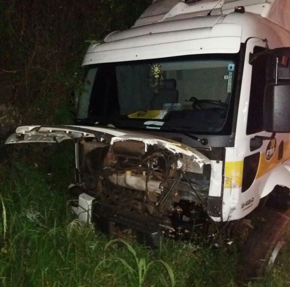 Caminhoneiro sofreu ferimentos leves após colisão com carro; motorista morreu (Foto: PRF/Divulgação)