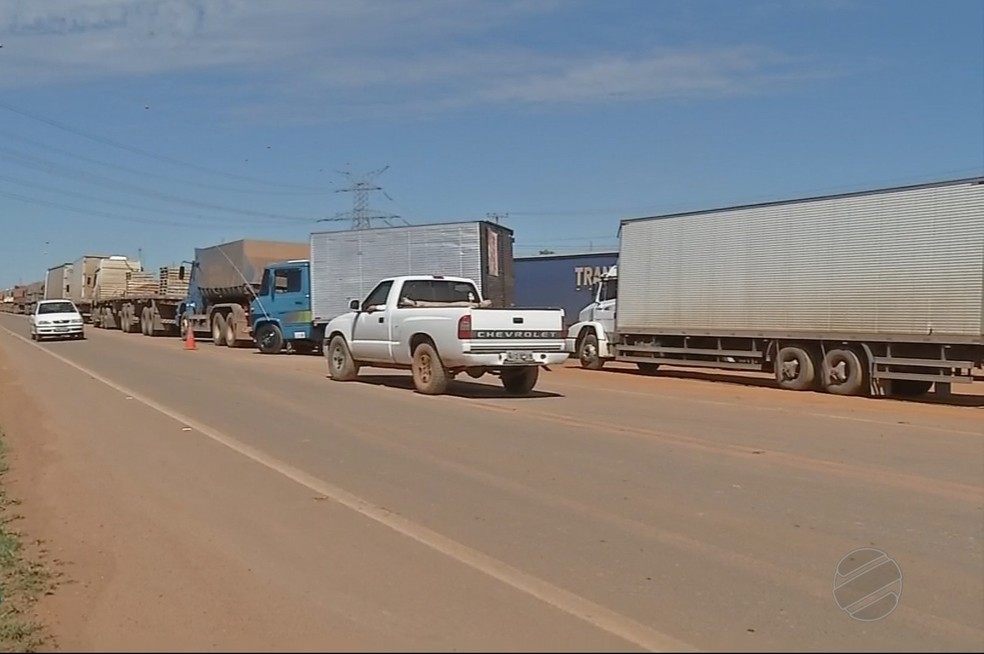 Caminhoneiros protestam em 31 trechos de rodovias em MT (Foto: TV Centro América)