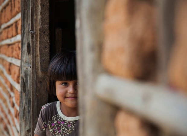 Celia, 3 anos, na aldeia onde vive, no Mato Grosso. (Foto: Lalo de Almeida)