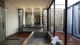       Com design moderno, um dos banheiros fica em ambiente aberto. Sexy e chique!