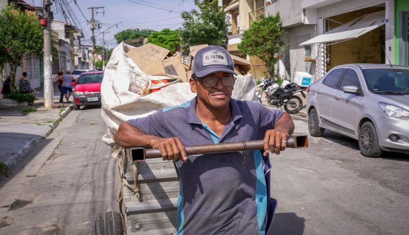Queda do dólar aniquila renda dos catadores de recicláveis: 8 toneladas de papel para ganhar um salário mínimo