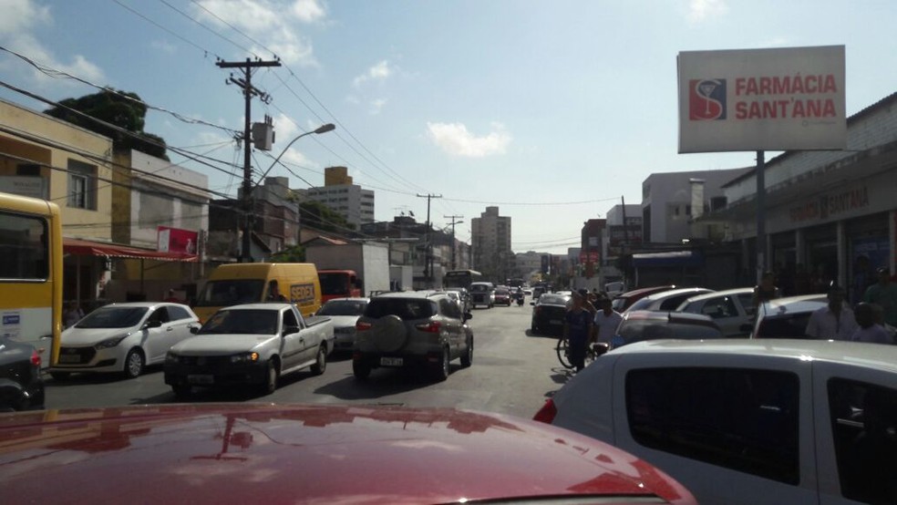Trânsito ficou travado na Avenida Dom João VI, imediações da Cruz da Redenção (Foto: Alan Oliveira/G1)