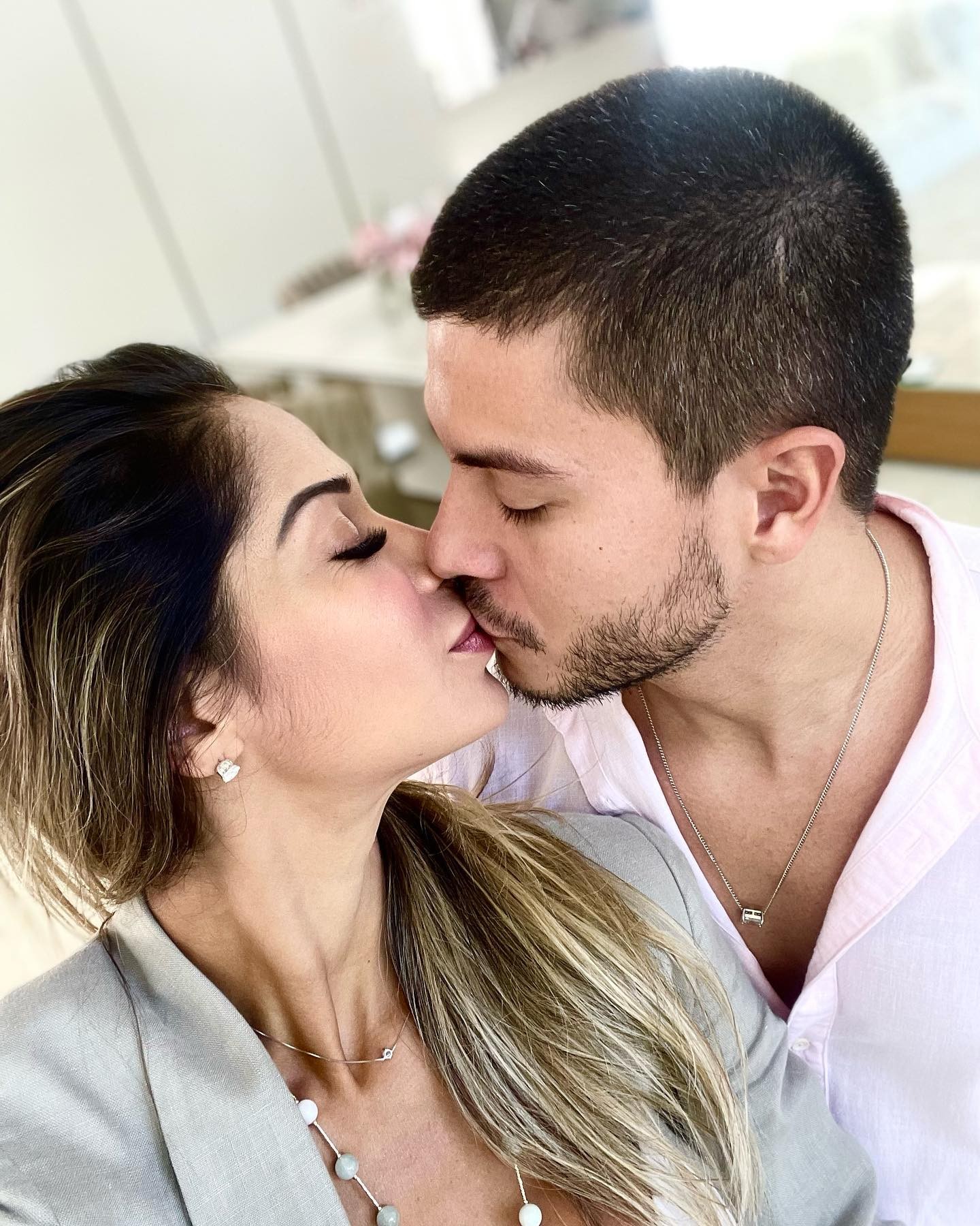 Após Mayra Cardi anunciar novo término, Arthur Aguiar posta texto reflexivo  - Vogue