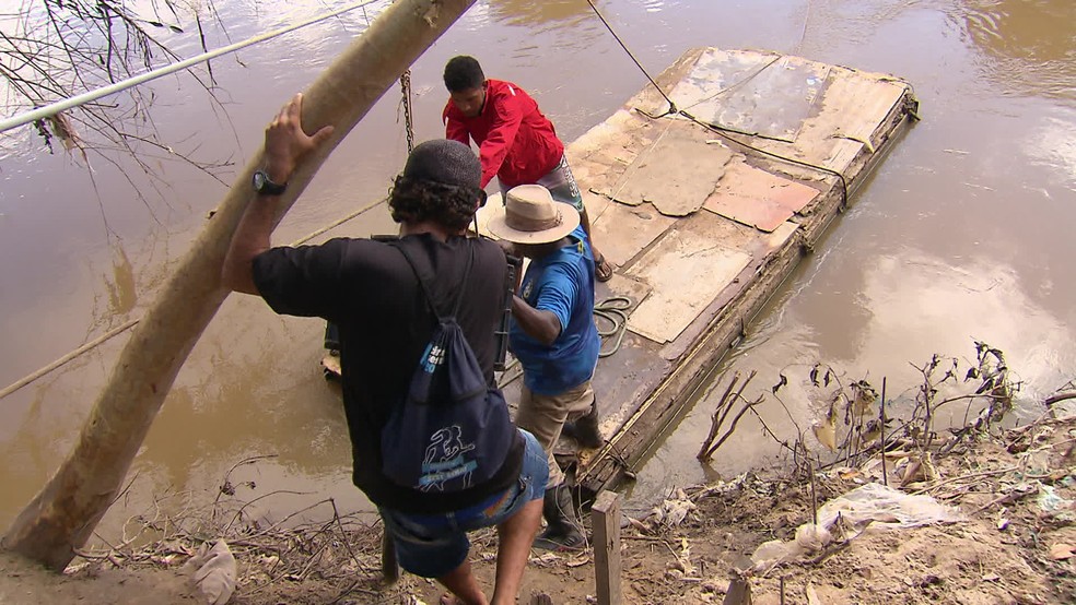 Moradores do Engenho Santana, em Jaboatão, no Grande Recife, improvisam barco de madeira puxado por cordas — Foto: Reprodução/TV Globo 