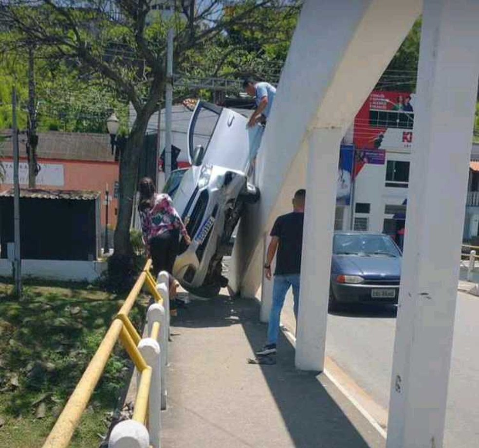 Carro fica pendurado em ponte após motorista perder o controle em ponte de Queluz — Foto: Tailana / Vanguarda Repórter 
