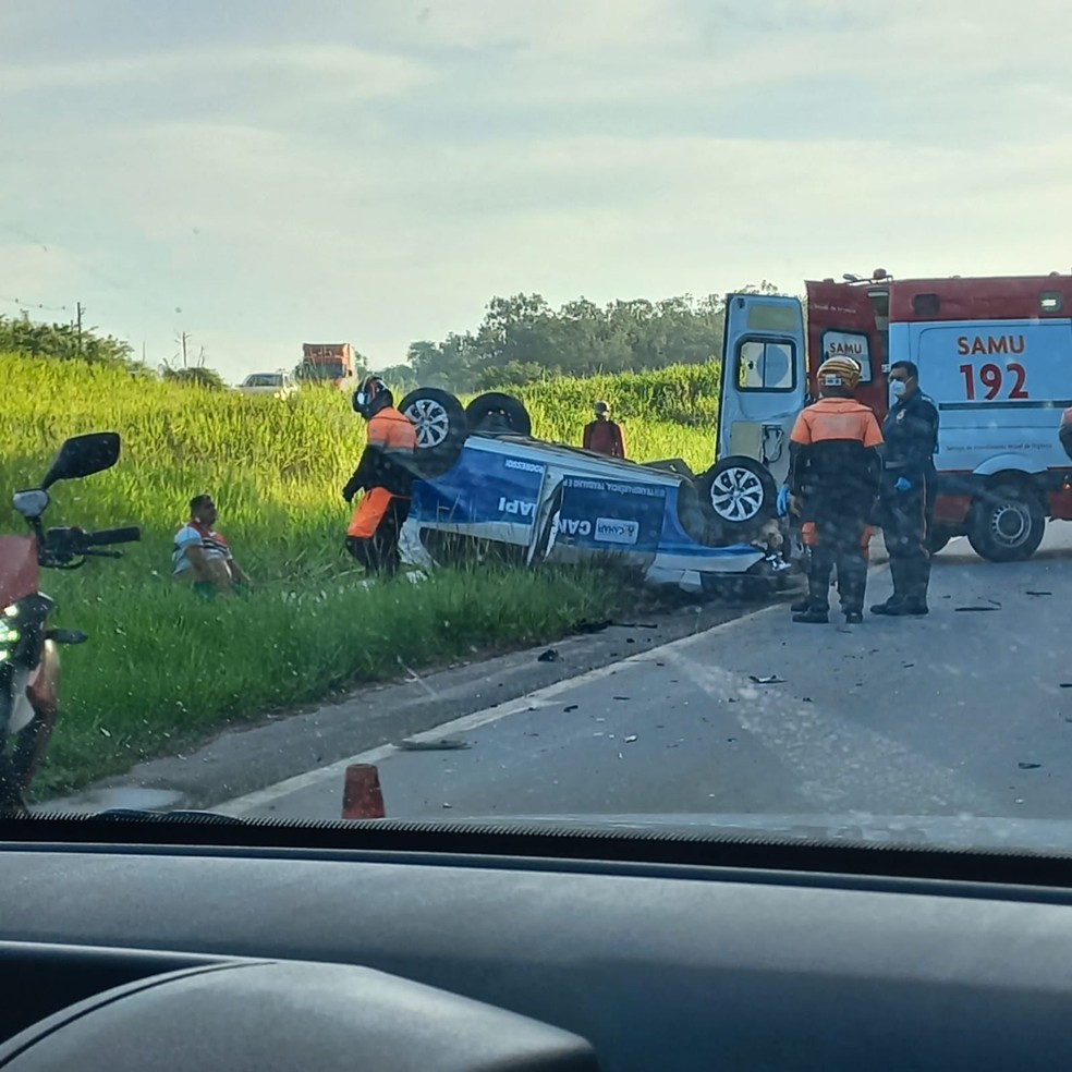 Carro capotou e professora morreu no local do acidente. Motorista ficou em choque.  — Foto: Arquivo pessoal