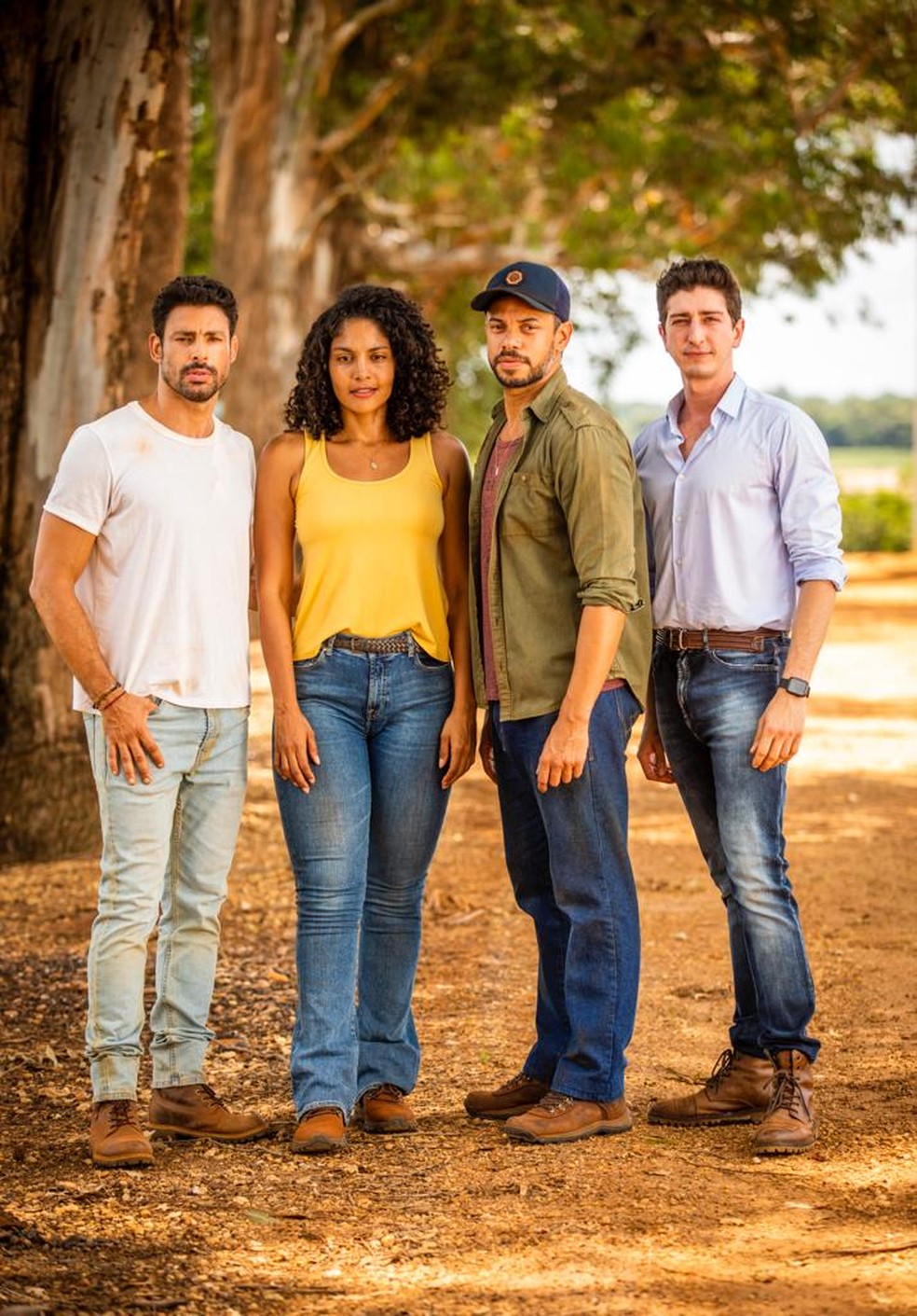 Registro dos atores Cauã Reymond, Barbara Reis, Paulo Lessa e Johnny Massaro, no Mato Grosso do Sul, como os personagens Caio, Aline, Jonatas e Daniel em ‘Terra e Paixão' — Foto: Globo/ João Miguel Júnior