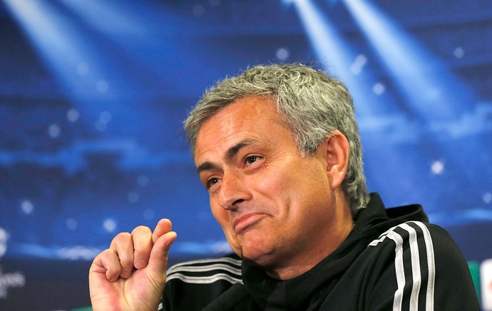 José Mourinho na coletiva do Chelsea (Foto: Reuters)