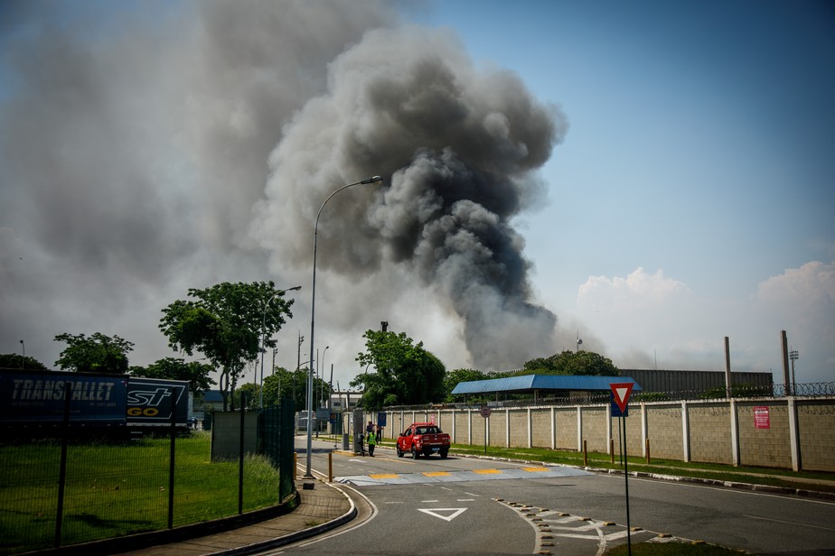 Incêndio atingiu uma parte do Aeroporto Internacional Tom Jobim, o Galeão