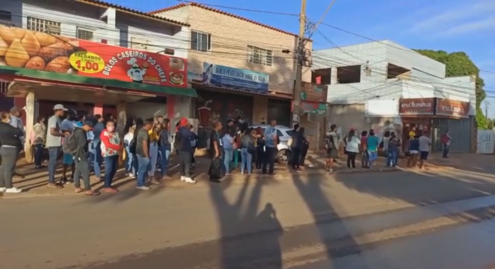 Moradores do DF reclamam de demora dos ônibus em dia do jogo do Brasil — Foto: Reprodução