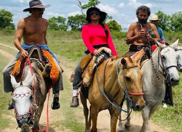 Guito, Dira Paes e Marcos Palmeira cavalgando no Pantanal (Foto: Instagram/@guitoshow/Reprodução)
