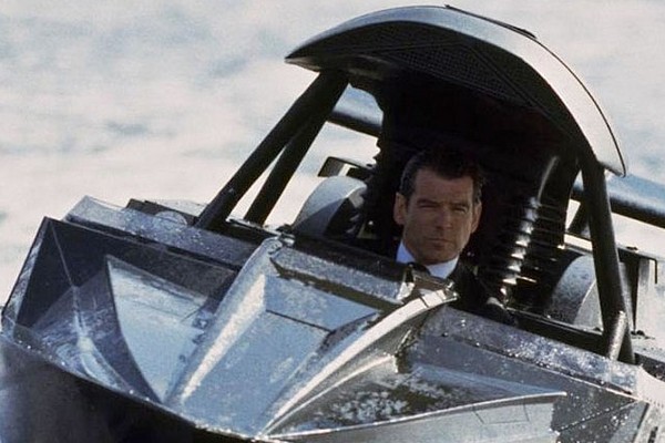 Pierce Brosnan como o espião James Bond em cena da franquia 007 (Foto: Reprodução)