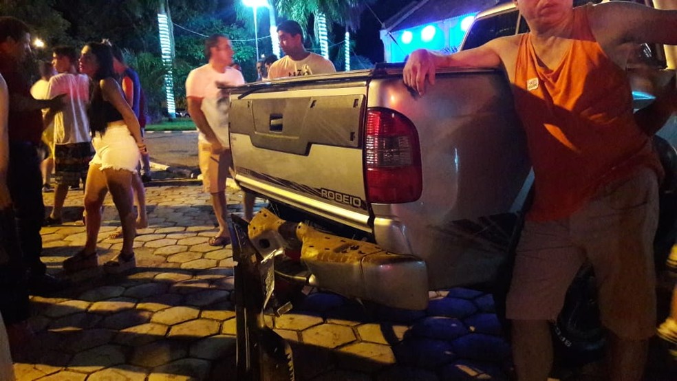 Após atropelamento, motorista bateu em caminhonete e fugiu em Urânia (SP) — Foto: Arquivo Pessoal