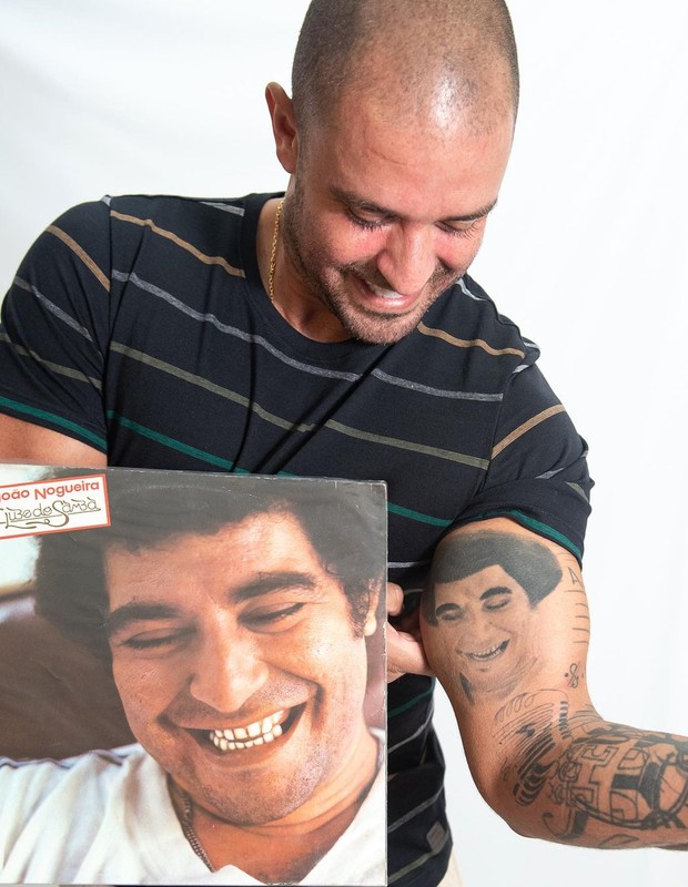 Diogo Nogueira mostra tatuagem em homenagem ao pai, João Nogueira, que faria 80 anos (Foto: Reprodução/Instagram)