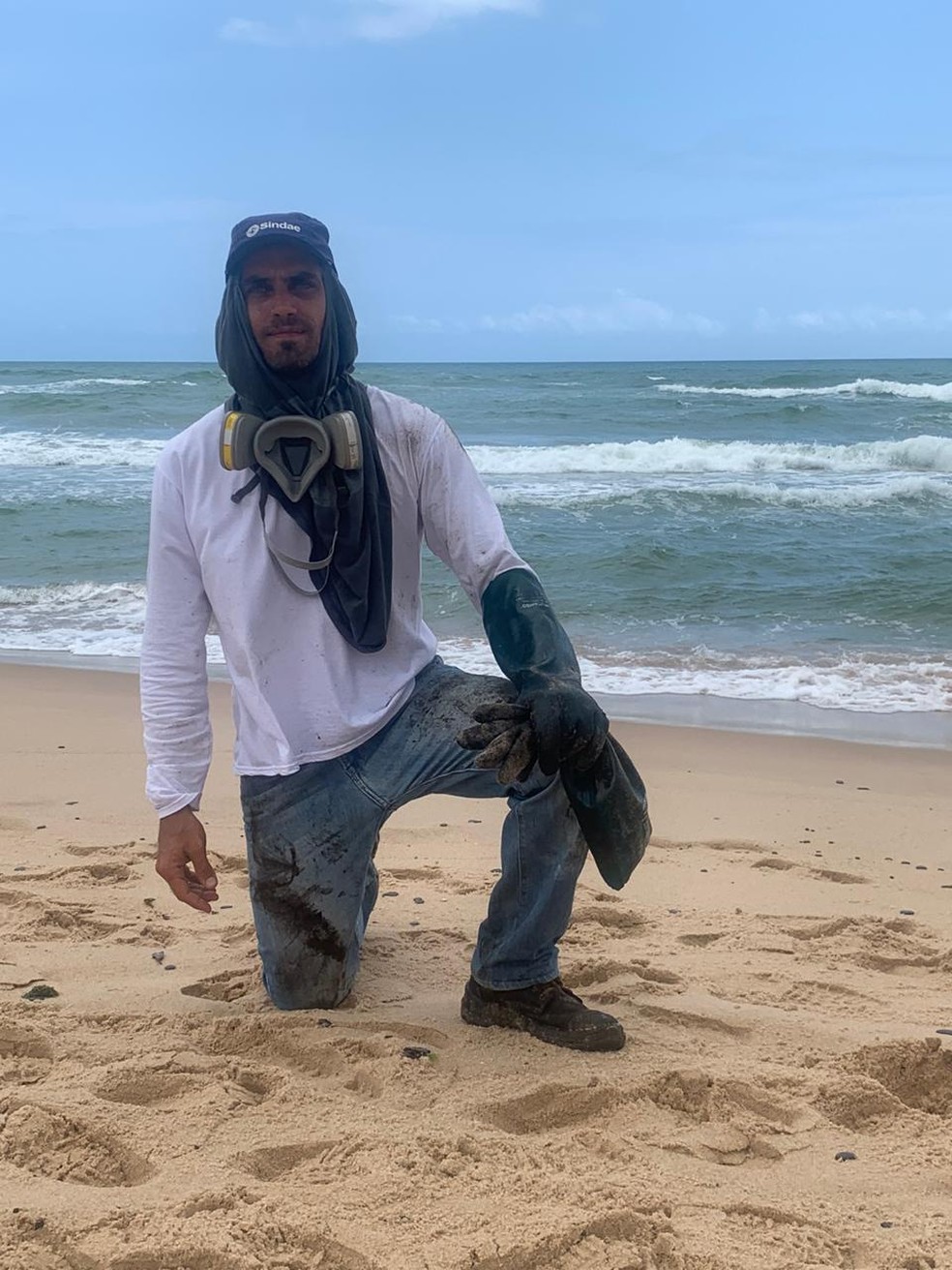 O administrador Miguel Sehbe Neto, de 37 anos, que é integrante do grupo Guardiões do Litoral e trabalhou como voluntário na praia de Barra do Jacuípe, em Camçari (BA), para limpar as manchas de óleo — Foto: Arquivo Pessoal