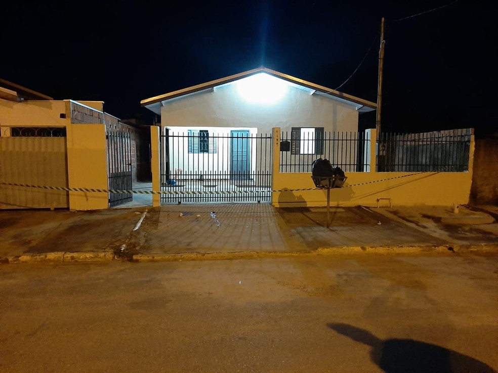 Três homens morreram e dois ficaram feridos em uma chacina na madrugada desta sexta-feira (17) em um alojamento em Barra do Bugres — Foto: Barra Online