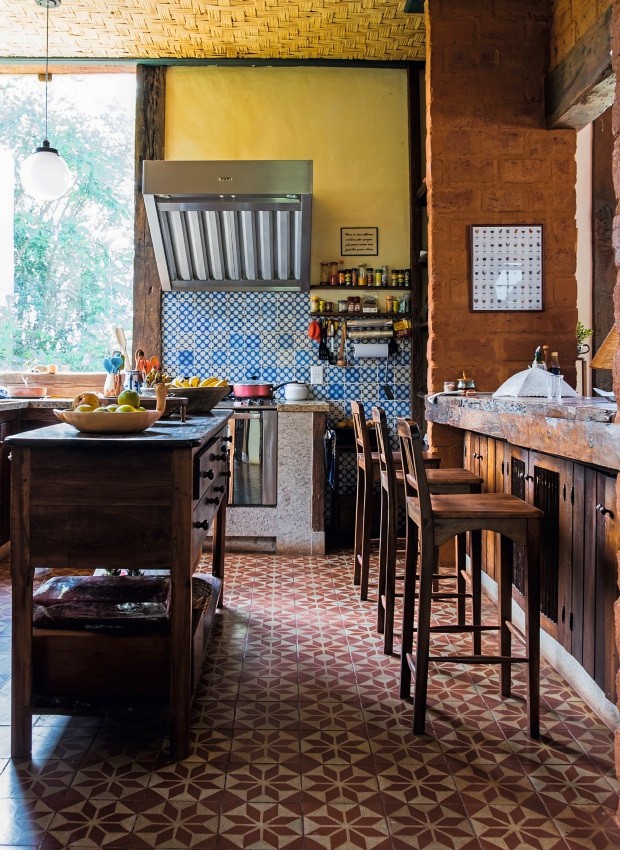 A cozinha é especial, com os ladrilhos reaproveitados (por isso as cores em diferentes tons, um charme!) e o piso avermelhado – bem mineiro (Foto: Lufe Gomes / Editora Globo)