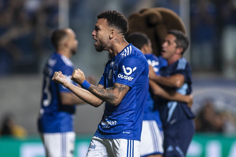 Gr&Atilde;&ordf;mio empata e faz Cruzeiro garantir perman&Atilde;&ordf;ncia no G-4 da S&Atilde;&copy;rie B por, no  m&Atilde;&shy;nimo, mais tr&Atilde;&ordf;s rodadas | cruzeiro | ge