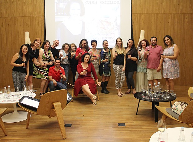 Leitores da Casa e Comida posam com Eliana Araujo (Foto: Cristiane Senna/Editora Globo)