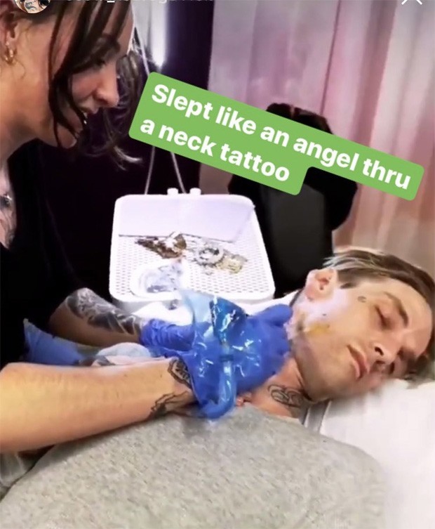 Aaron Carter dorme em sessão de tatuagem (Foto: Reprodução/Twitter)