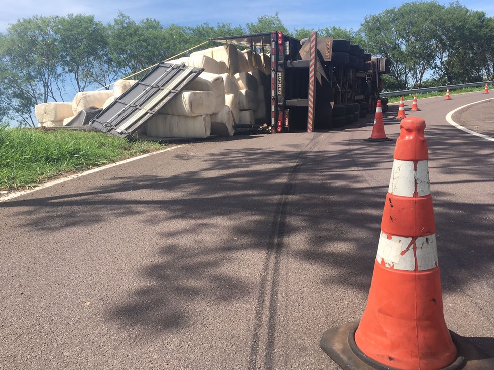 Carreta com algodão tombou em Álvares Machado (Foto: Valmir Custódio/G1)