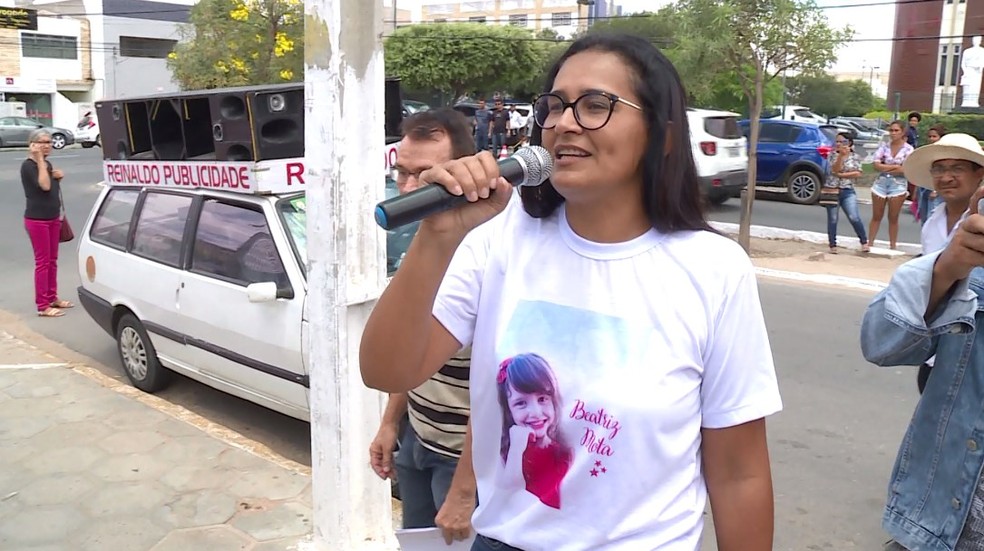 Lúcia Mota e amigos protestam na frente da Câmara de Vereadores de Petrolina — Foto: Reprodução/ TV Grande Rio 