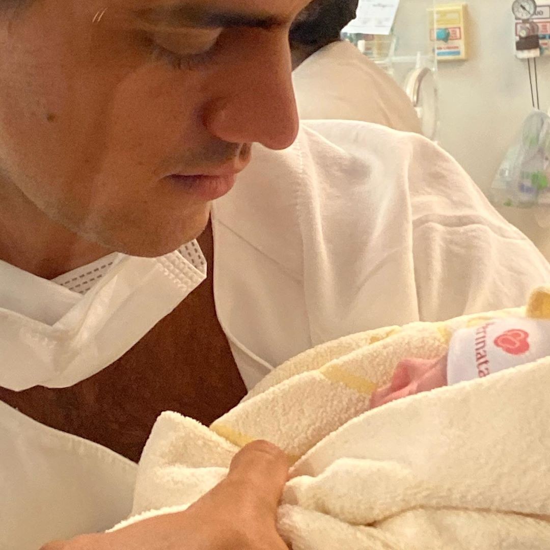 Felipe Simas recebe o terceiro filho, Vicente (Foto: Reprodução/Instagram)