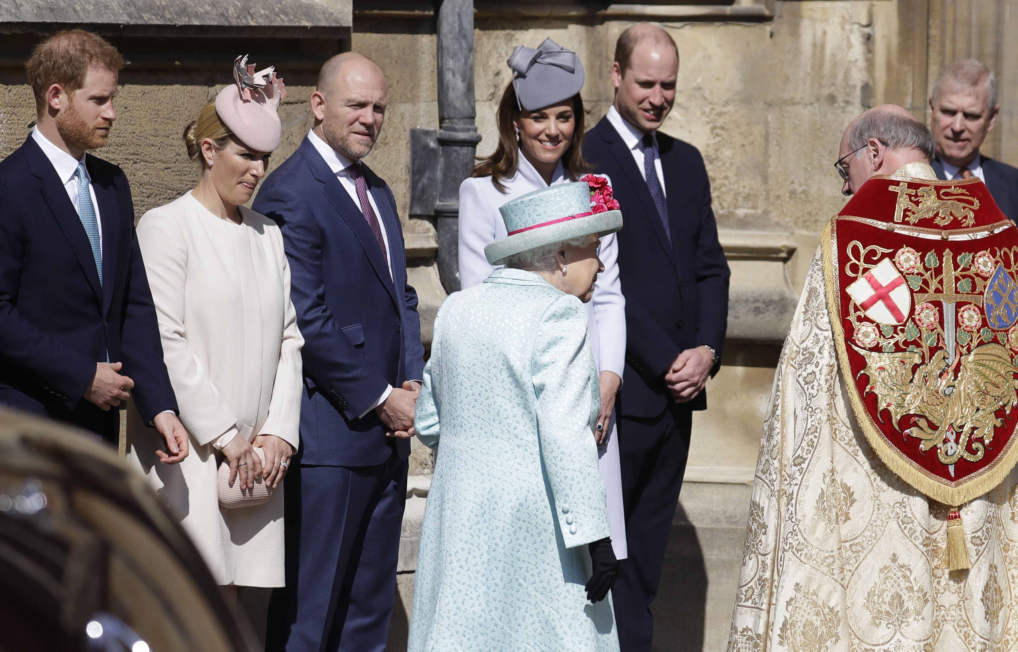 O Príncipe Harry sem a companhia da esposa, a atriz e duquesa Meghan Markle, na missa de Páscoa da Família Real Britânica, com a presença de primos, da Rainha e do irmão William com a esposa Kate Middleton (Foto: Getty Images)