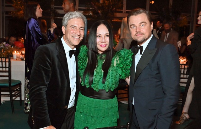 LOS ANGELES, CALIFORNIA - NOVEMBER 06: (L-R) CEO and Wallis Annenberg Director at LACMA Michael Govan, Art+Film Gala Co-Chair Eva Chow, and Art+Film Gala Co-Chair Leonardo DiCaprio, all wearing Gucci, attend the 10th Annual LACMA ART+FILM GALA honoring Am (Foto: Getty Images for LACMA)