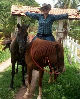 Eliane Paulozo, de Nova Odessa (SP), montada em seus cavalos