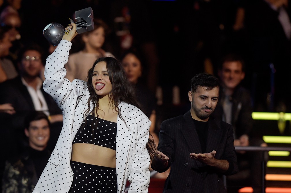 Rosalía recebe o MTV EMA de Melhor Colaboração por "Con Calma" com El Guincho — Foto: Jorge Guerrero/AFP
