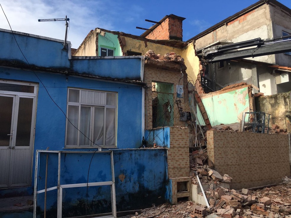 Casa vizinha da família que sofreu com o desabamento teve danificações no telhado. (Foto: Alan Oliveira/G1)