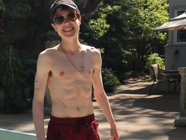 Elliot Page posa sem camisa após transição de gênero e mostra peitoral