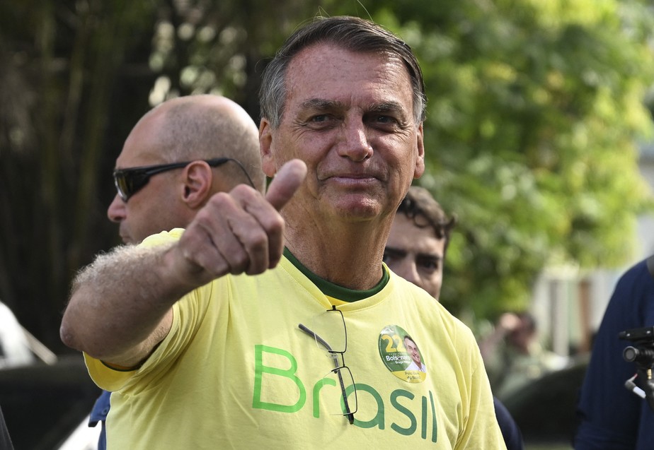 O presidente Bolsonaro acena para apoiadores em seu local de votação