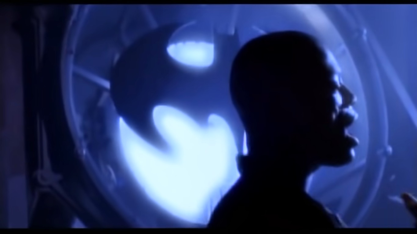 O músico Seal no clipe da canção Kiss From a Rose, presente na trilha sonora de Batman Eternamente (1995) (Foto: Reprodução)