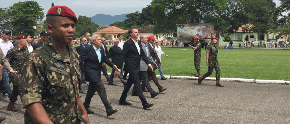 O presidente eleito Jair Bolsonaro marcha durante cerimnia do aniversrio da Brigada Paraquedista, na Vila Militar, no Rio de Janeiro  Foto: Fernanda Rouvenat / G1