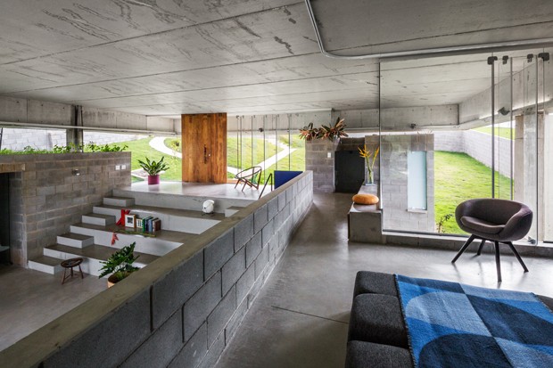 Concreto, vidro e leveza: casa com interiores fluídos se integra à natureza   (Foto: FOTOS ANDRÉ SCARPA)
