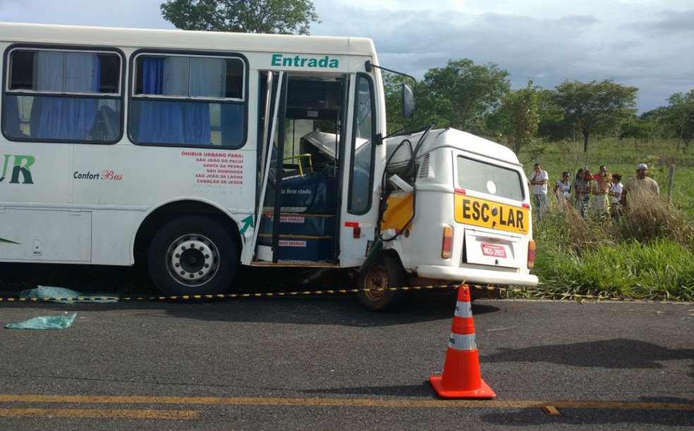 Motorista da kombi morreu no local do acidente (Foto: Corpo de Bombeiros/ Divulgação)