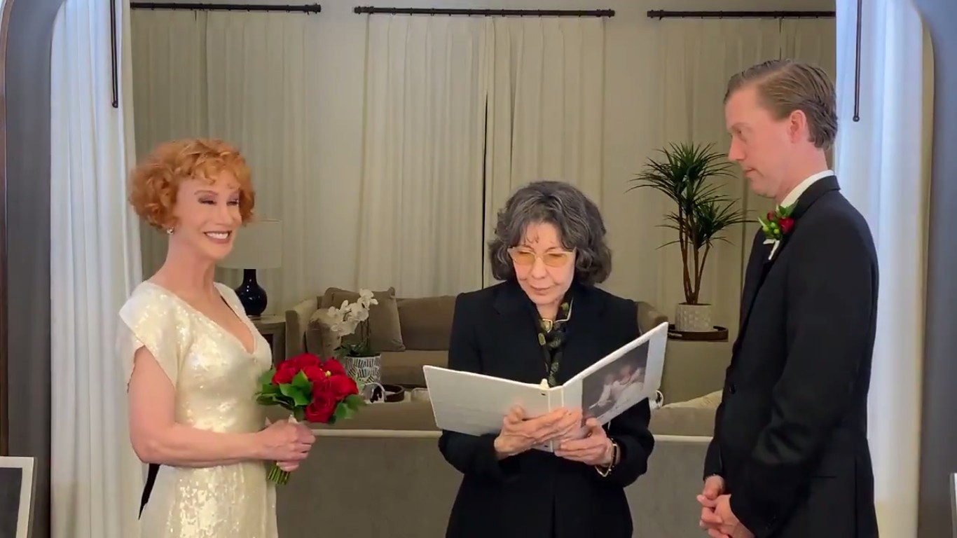 Um registro do casamento relâmpago da atriz e comediante Kathy Griffin (Foto: Twitter)