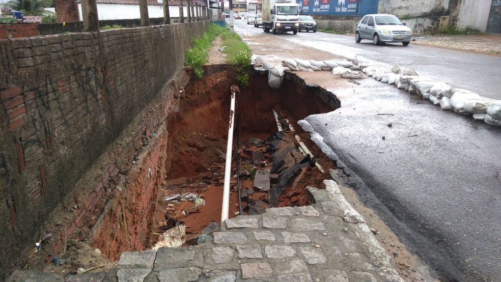 Buraco aberto na avenida Felizardo Moura, em Natal — Foto: Geraldo Jerônimo/Inter TV Cabugi