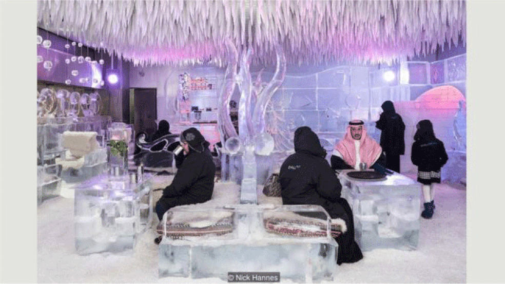 Resultado de imagem para Turistas sauditas tomam chocolate quente no Chillout Ice Lounge
