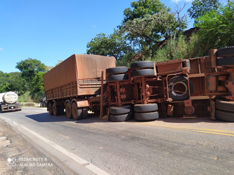 Motorista morre após caminhão carregado tombar em rodovia de MT — Foto: PRF