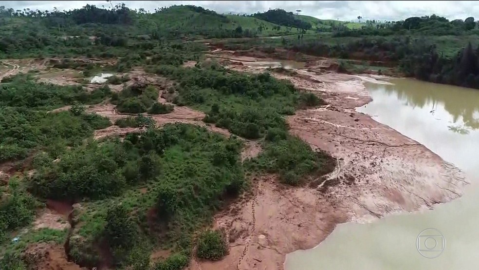 Rompimento de barragem deixa 100 famílias isoladas — Foto: Rede Globo 