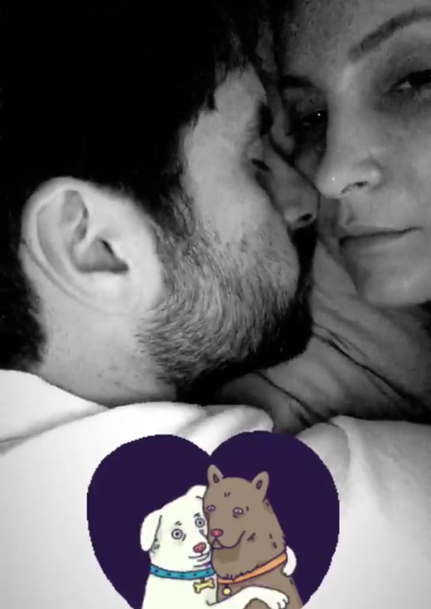 Claudia Leitte ganha chamego do marido antes de dormir (Foto: Reprodução/Instagram)
