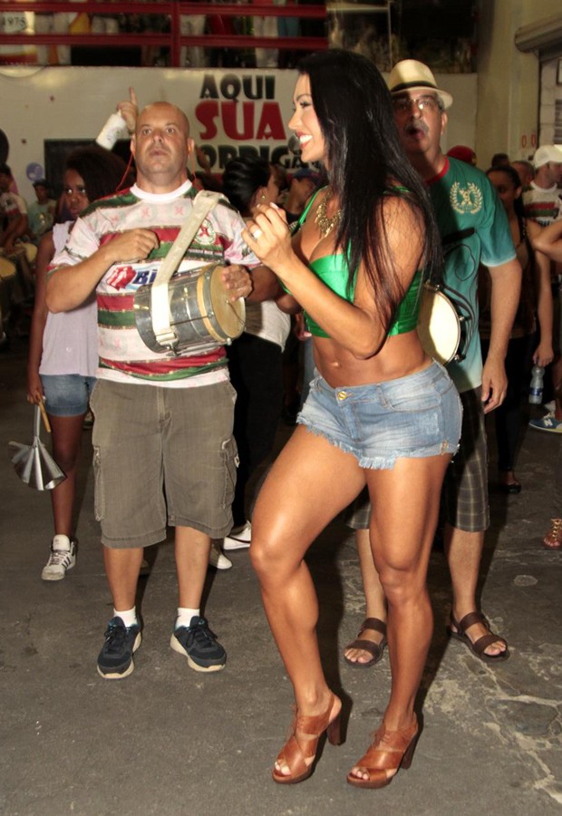 De Top Decotado E Shortinho Gracyanne Barbosa Samba Em Ensaio Quem São Paulo 2014 4852
