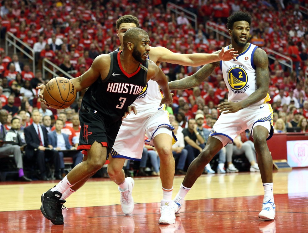 Chris Paul comanda o ataque dos Rockets contra os Warriors — Foto: Troy Taormina-USA TODAY Sports/Reuters