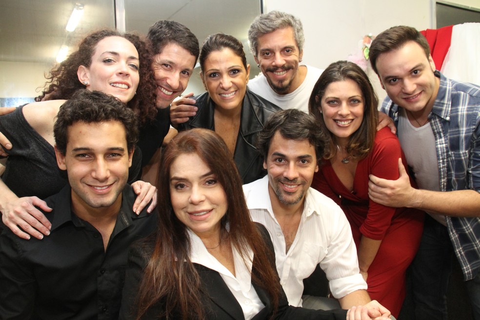 Françoise Forton ao centro da foto com elenco a peça "Enlace - A Loja de Ourives" em São Paulo, em 2012. — Foto: Denise Andrade/Estadão